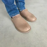 Beżowe kapcie IRE SHOES KDLPvc-277 na stopach — widok z przodu