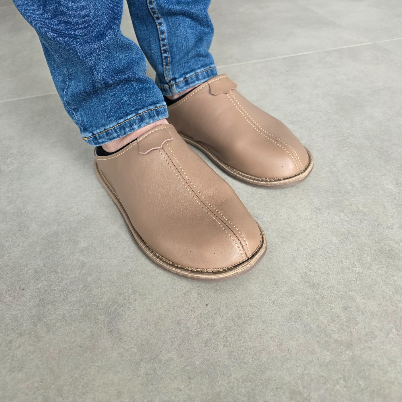 Beżowe kapcie IRE SHOES KDLPvc-277 na stopach — widok z przodu