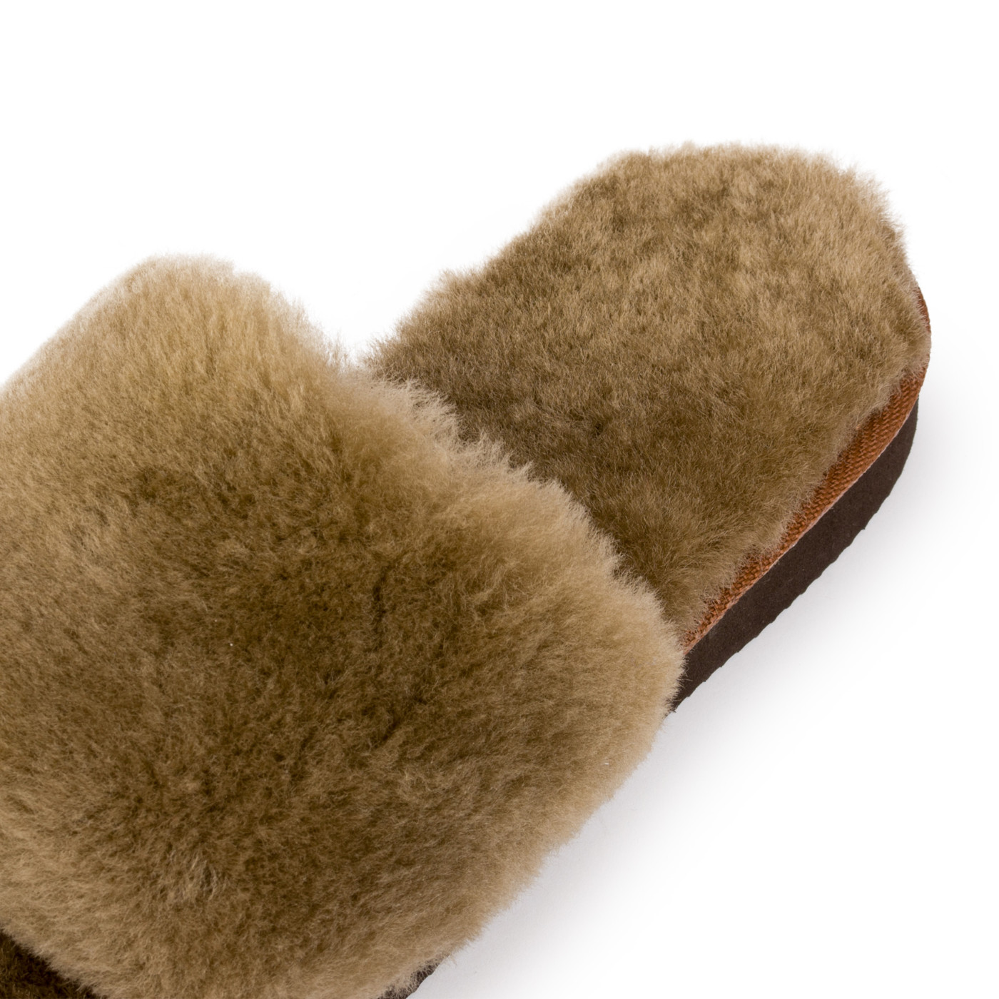 Zbliżenie na wełniany pas i wkładkę brązowego kapcia IRE SHOES KFG24-215