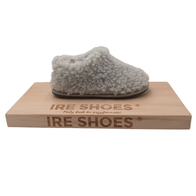 Profil szarego bambosza BNWDzG25-258 na drewnianym ekspozytorze IRE SHOES