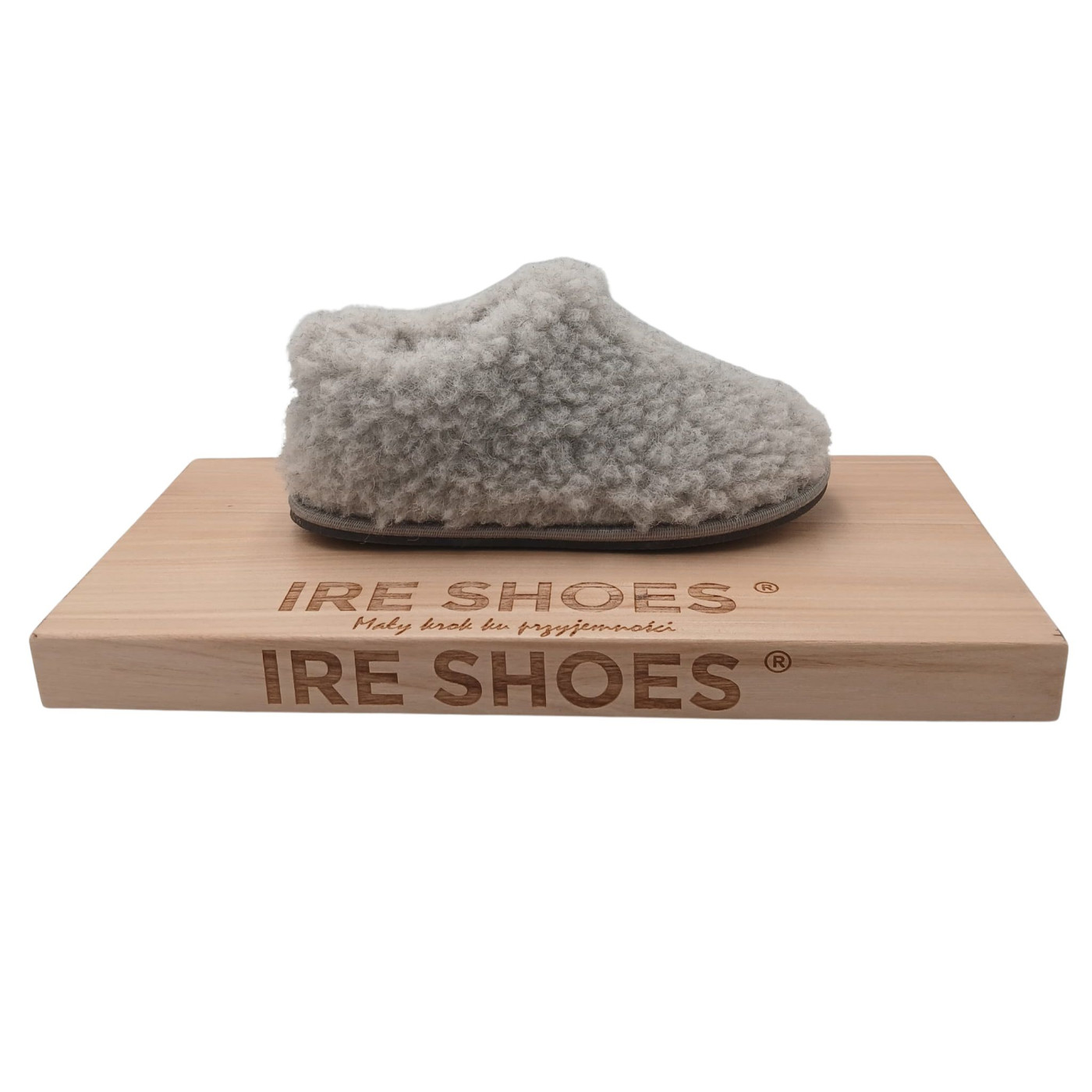 Profil szarego bambosza BNWDzG25-258 na drewnianym ekspozytorze IRE SHOES