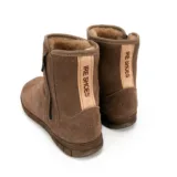 Tyły brązowych botków z jasnymi paskami IRE SHOES