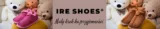 Baner IRE SHOES z różowymi i brązowymi bamboszami dziecięcymi obok pluszowych misiów