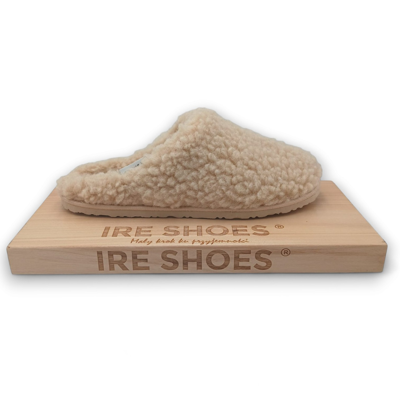 Beżowy puszysty kapeć z zakrytym noskiem na drewnianej podstawce IRE SHOES