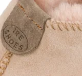 Brązowa naszywka IRE SHOES przy centralnym szwie BSS23-180