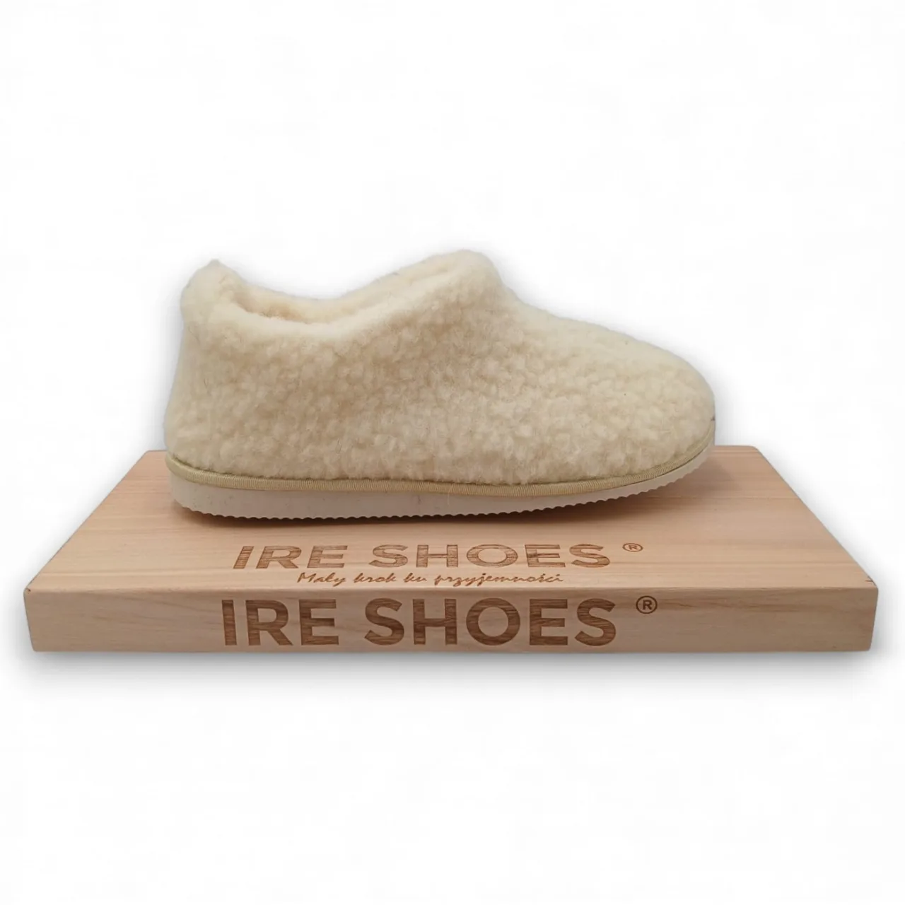 Profil kremowego bambosza BNWG25-260 na podstawce IRE SHOES