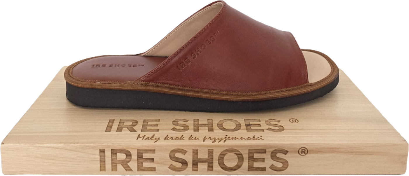 Profil brązowego klapka z szerokim panelem na podstawce IRE SHOES