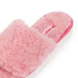 Zbliżenie na różową wełnianą wkładkę i metkę IRE SHOES