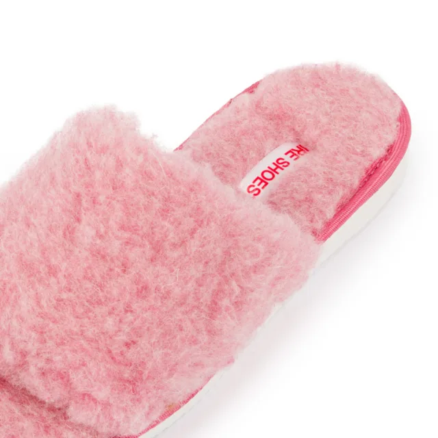 Zbliżenie na różową wełnianą wkładkę i metkę IRE SHOES