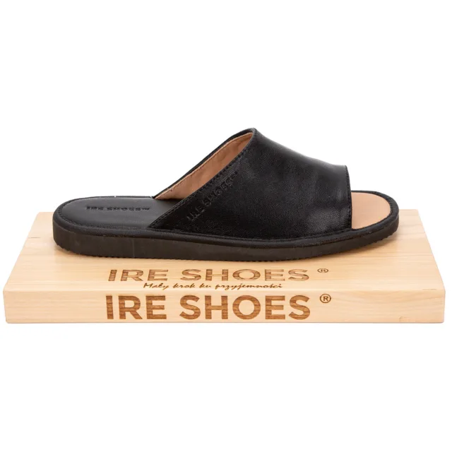 Czarne kapcie IRE SHOES KDLG-280a — widok z boku na drewnianej podstawce