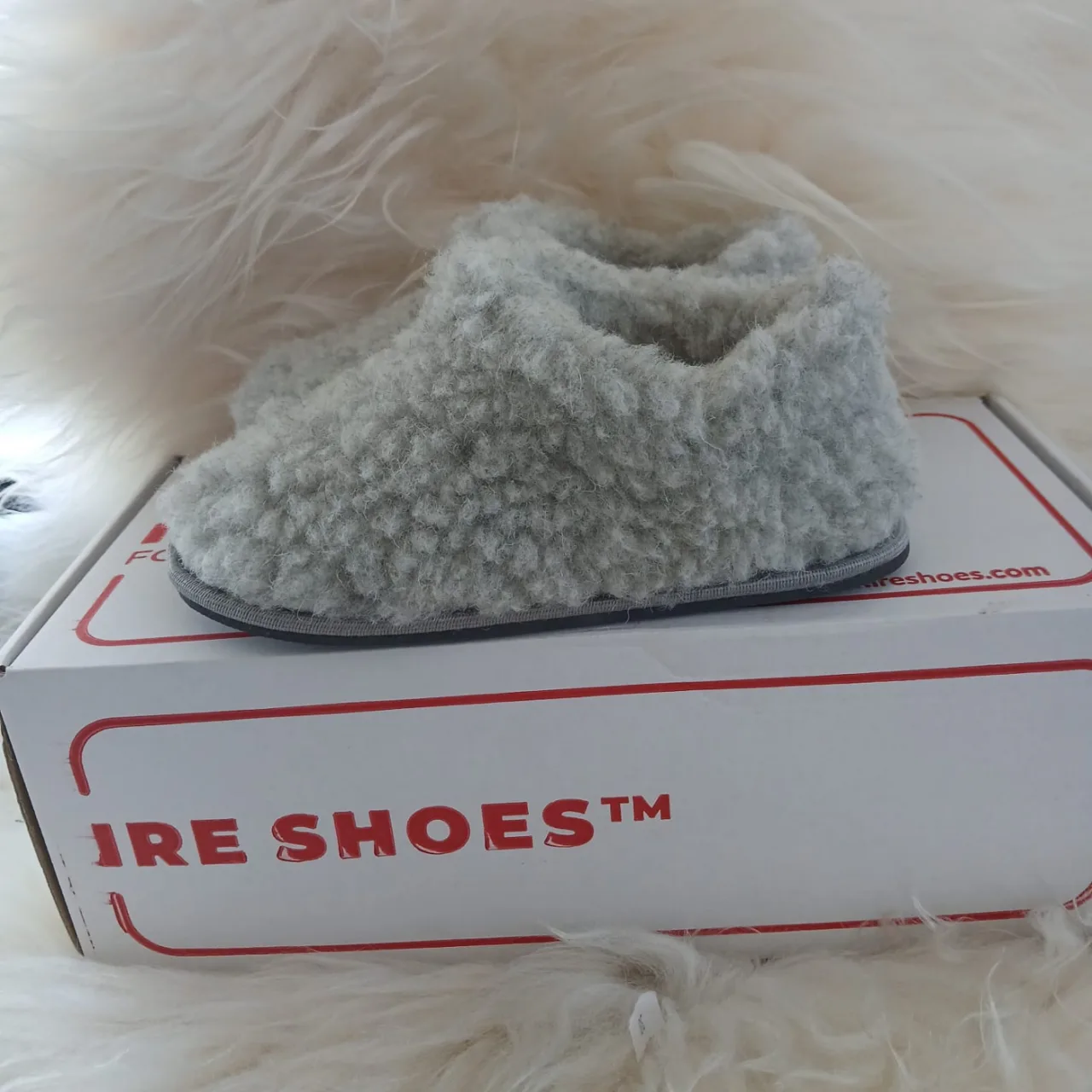 Szare bambosze BNWDzG25-258 na pudełku IRE SHOES — ujęcie boczne