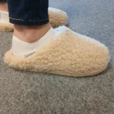 Beżowy kapeć na stopie, profil z boczną metką IRE SHOES
