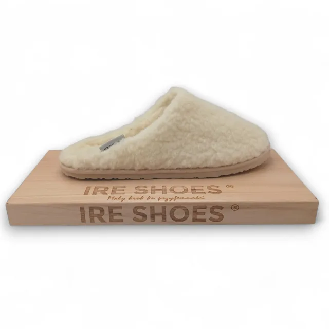 Kapcie IRE SHOES KWD25-254 ecru — widok z boku na drewnianej podstawce
