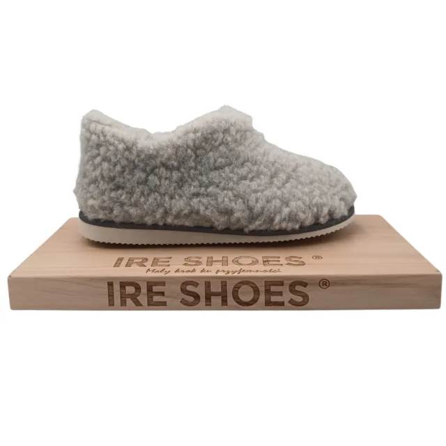 Profil szarego bambosza BNWG25-257 na podstawce IRE SHOES