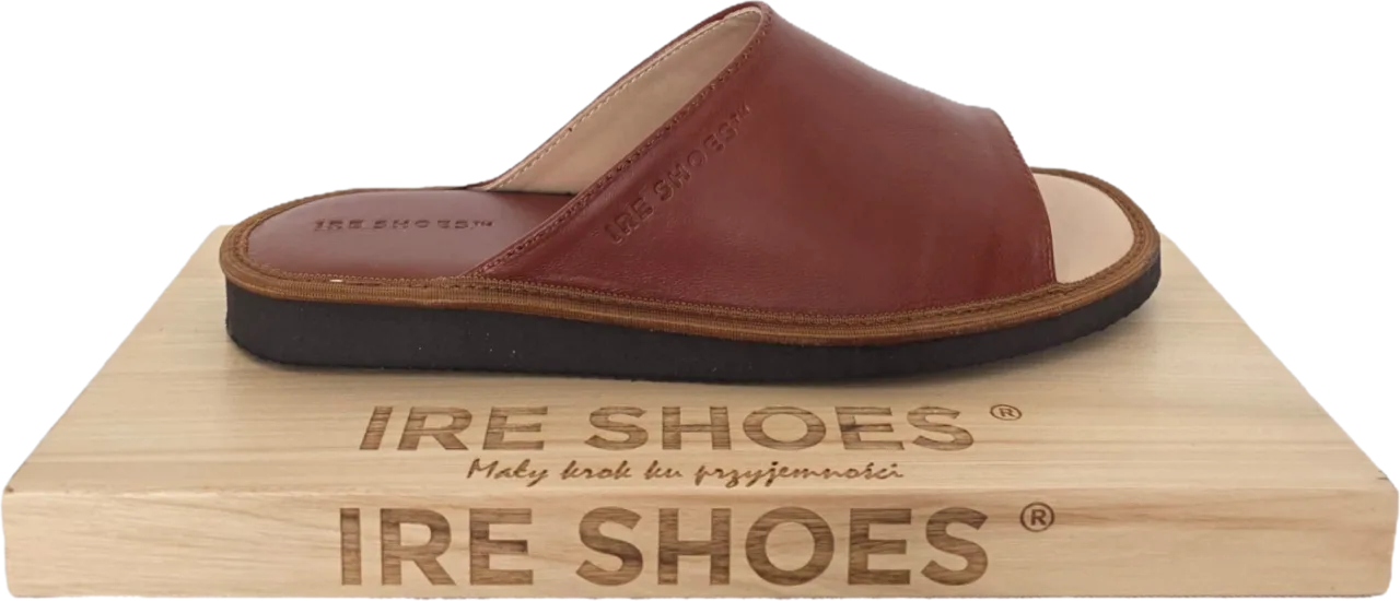 Brązowy kapeć IRE SHOES KDLG-276 — widok z boku na podstawce