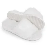 Białe kapcie IRE SHOES KFG24-201 z puszystymi krzyżującymi się pasami i widokiem spodu podeszwy