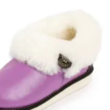 Zbliżenie białego kołnierza i czarnej metki IRE SHOES na liliowym bamboszu