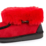 Zbliżenie czerwonego kołnierza, metki IRE SHOES i tylnego wykończenia bambosza BWG2201-018