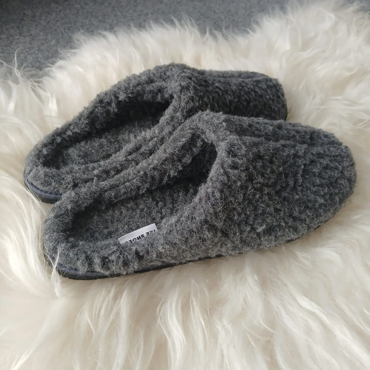 Kapcie KWM25-256 od tyłu — odkryte pięty i białe metki