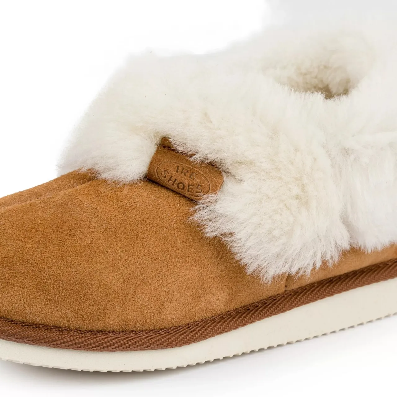 Detal jasnego kołnierza, logo IRE SHOES i brązowego obszycia bambosza