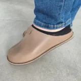 Beżowy kapeć IRE SHOES KDLPvc-277 na stopie — zbliżenie z góry