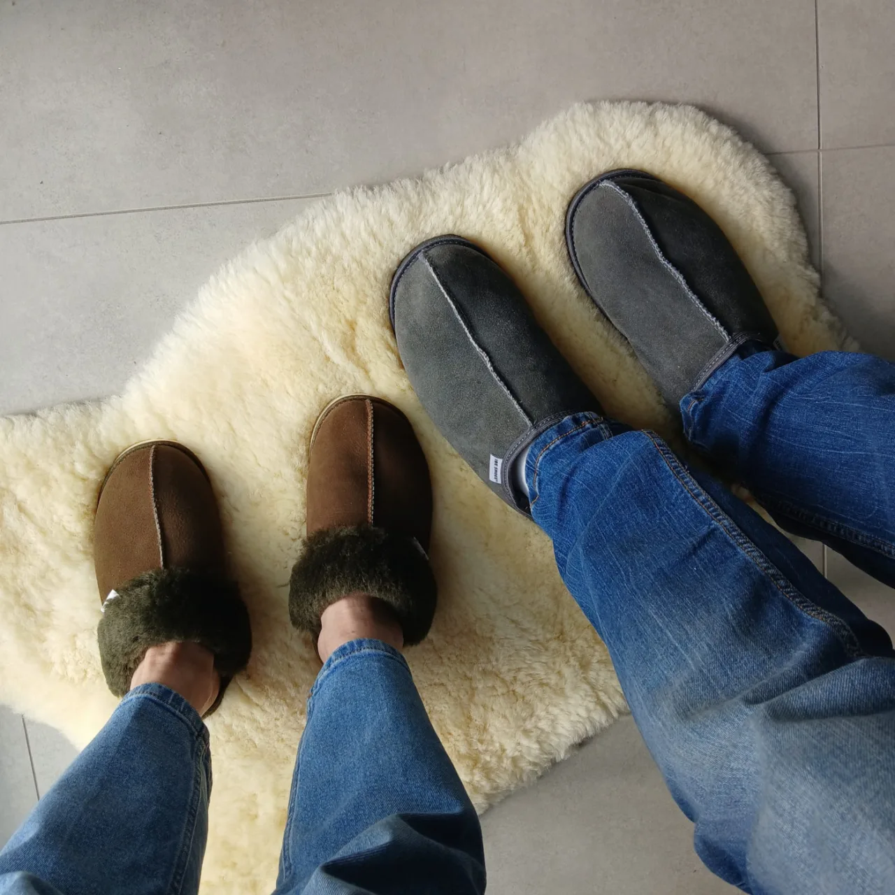 Kapcie z ciemnymi kołnierzami i szare kapcie IRE SHOES na stopach — dwa fasony obok siebie
