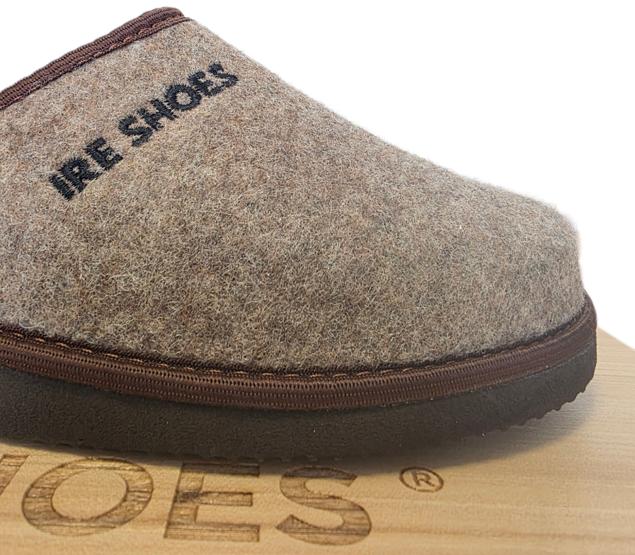 Filcowy nosek, haft IRE SHOES i brązowa lamówka kapcia KMFG-274 — detal