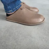 Para beżowych kapci IRE SHOES KDLPvc-277 na stopach — widok z boku
