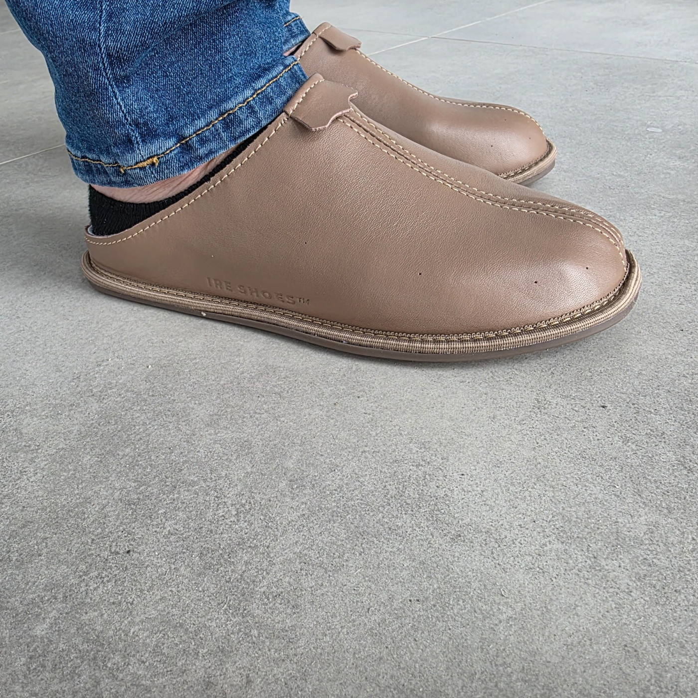 Para beżowych kapci IRE SHOES KDLPvc-277 na stopach — widok z boku