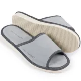 Szare kapcie IRE SHOES KODLG25-239 — para z widokiem wierzchu i jasnej podeszwy od spodu