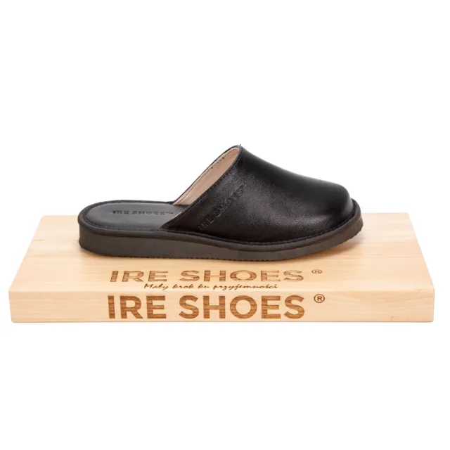 Profil czarnego kapcia KMLG-268 na drewnianej podstawce IRE SHOES