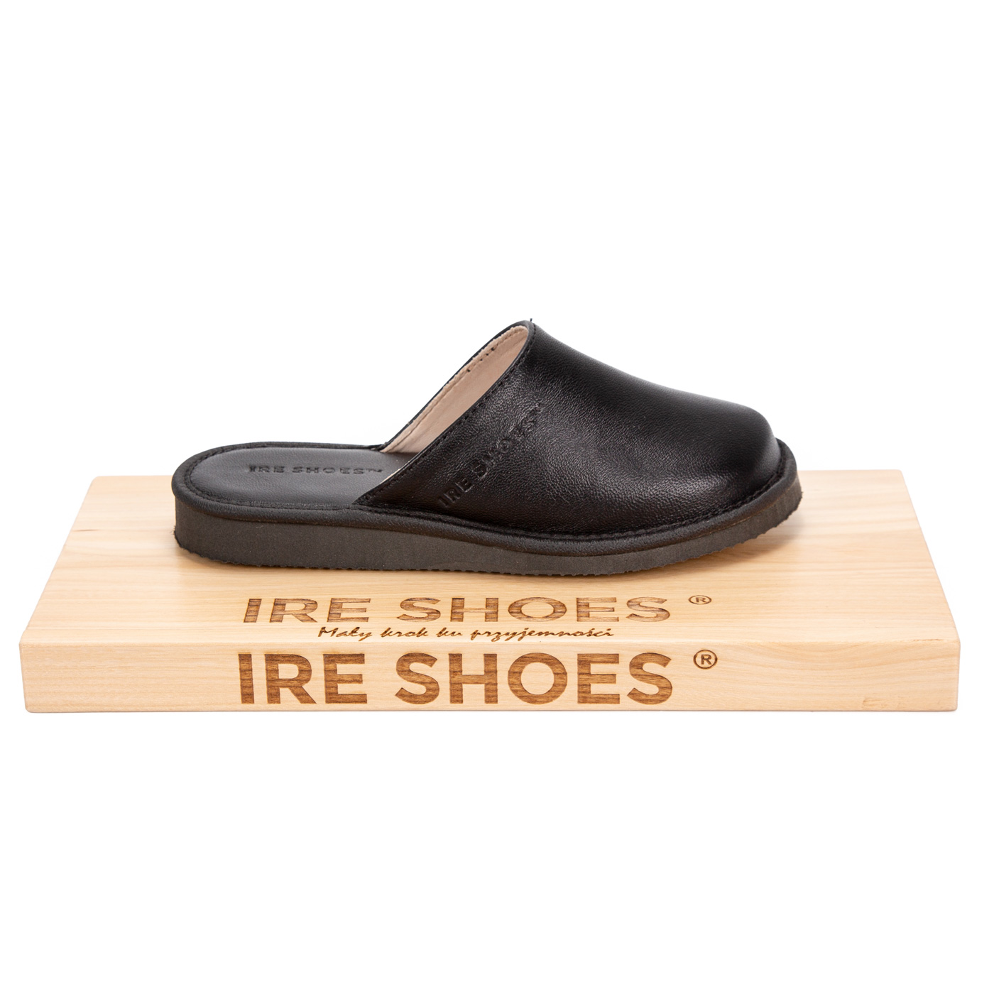 Profil czarnego kapcia KMLG-268 na drewnianej podstawce IRE SHOES