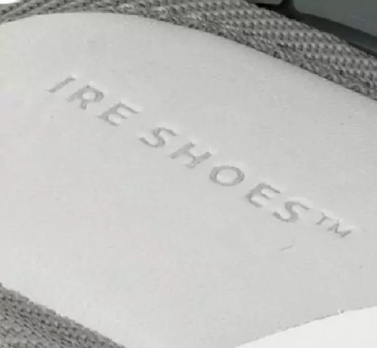 Jasna powierzchnia pod piętą z napisem IRE SHOES w KLDPVC23-181