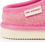 Boczna metka IRE SHOES i jasny spód różowego modelu KFP402/23-191