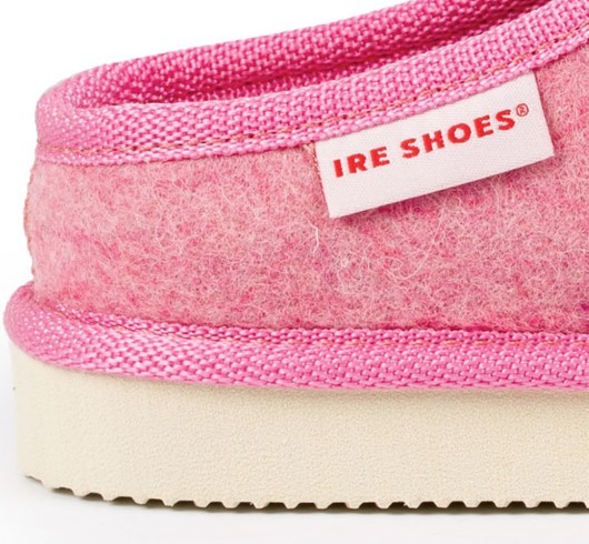 Boczna metka IRE SHOES i jasny spód różowego modelu KFP402/23-191