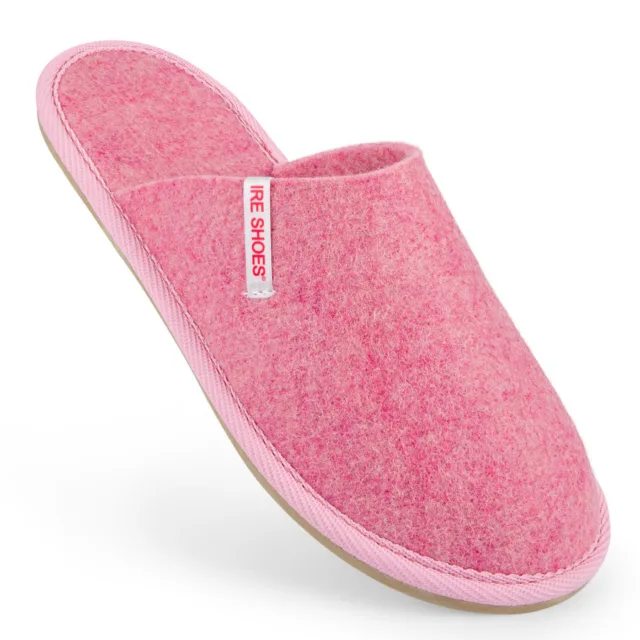 Różowy kapeć widziany z góry i przodu z białą metką IRE SHOES