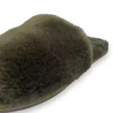 Zbliżenie puszystego wierzchu kapcia khaki KFPVC24-197 i obramowania przy podeszwie