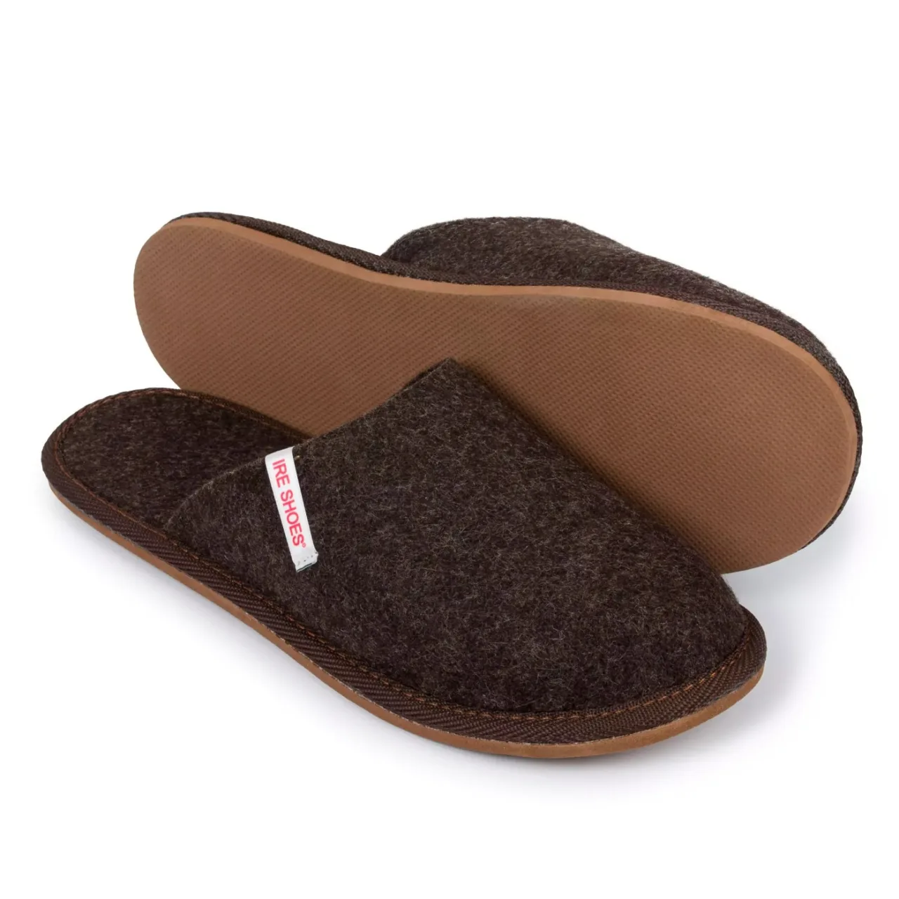 Brązowe kapcie filcowe IRE SHOES — para i drobny wzór na podeszwie