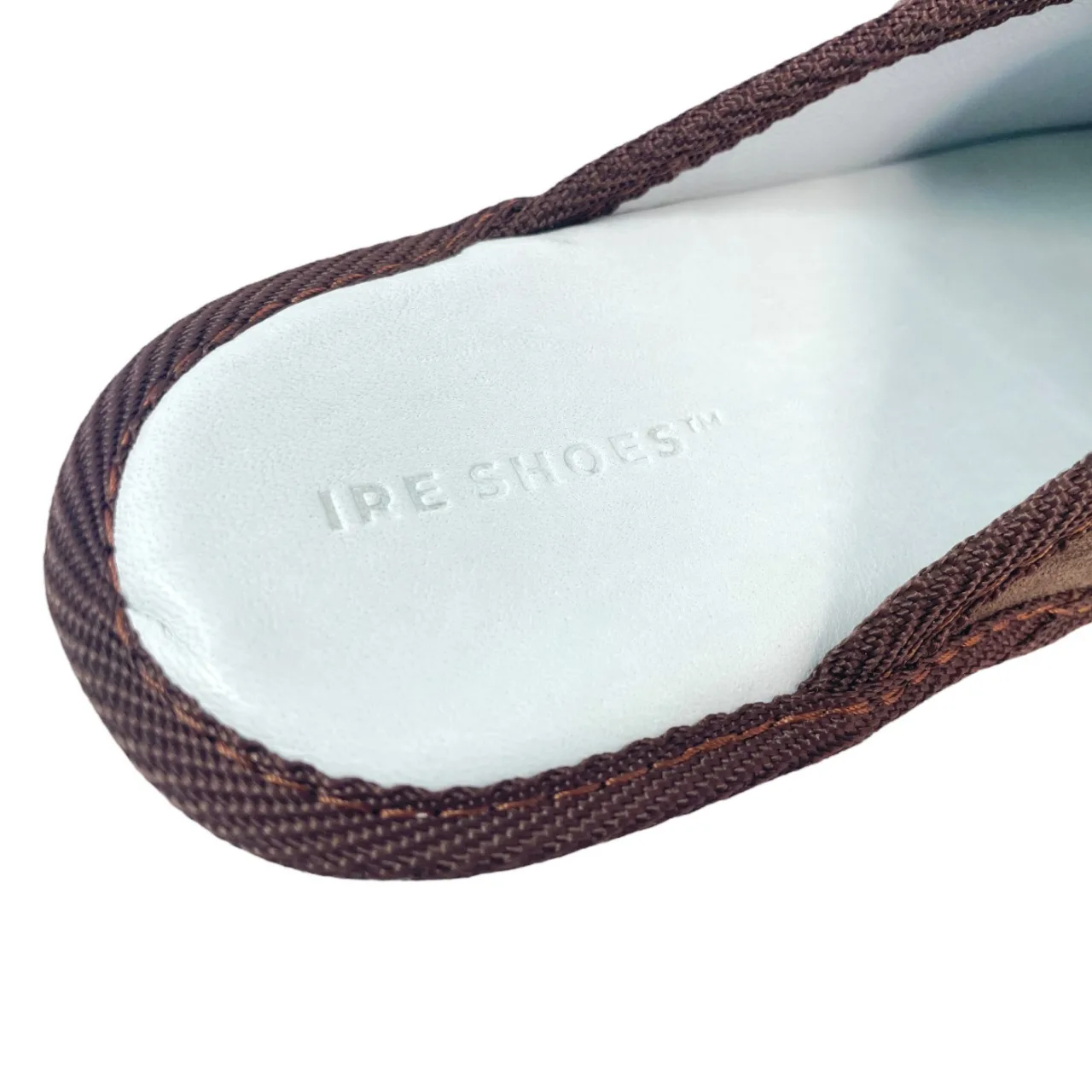Tłoczenie IRE SHOES na jasnej części pod piętą KMpvc23-140