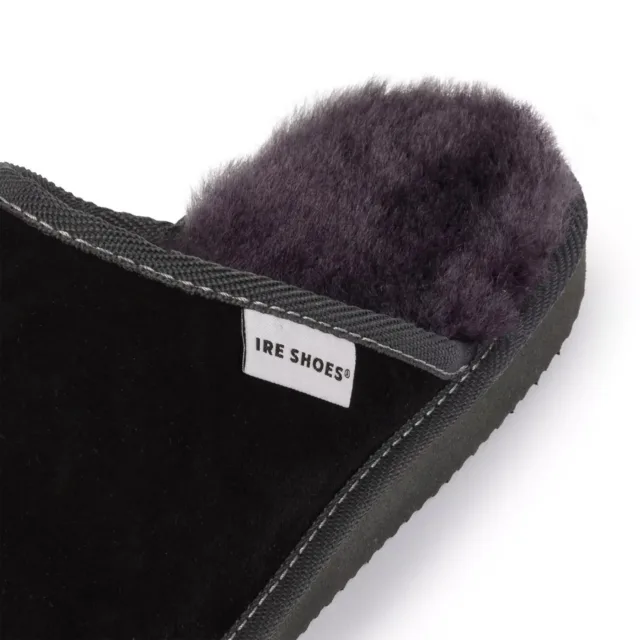 Zbliżenie metki IRE SHOES, szarej lamówki i ciemnego puszystego wnętrza