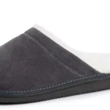 Zbliżenie tłoczenia IRE SHOES i jasnego podwójnego przeszycia KDW2214-052