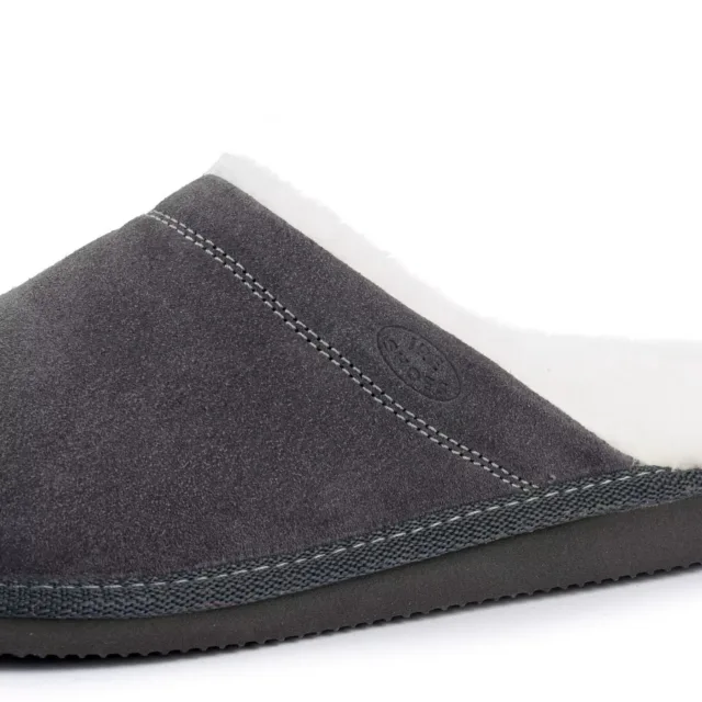 Zbliżenie tłoczenia IRE SHOES i jasnego podwójnego przeszycia KDW2214-052