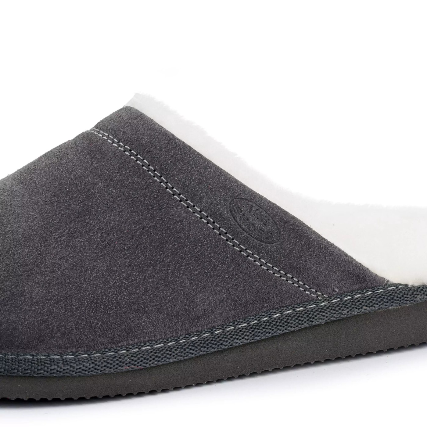 Zbliżenie tłoczenia IRE SHOES i jasnego podwójnego przeszycia KDW2214-052