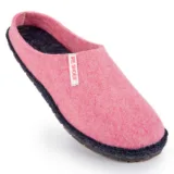 Różowy kapeć widziany z przodu i góry z białą metką IRE SHOES oraz ciemną wkładką