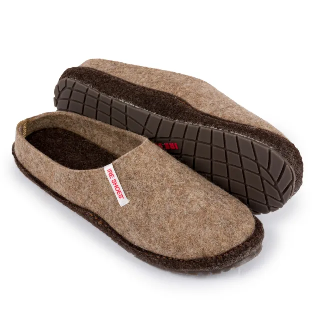 Beżowe kapcie IRE SHOES KFPVC24-211 — para z brązowym wnętrzem i widokiem spodu podeszwy