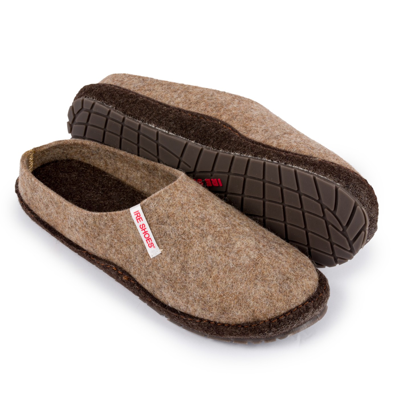 Beżowe kapcie IRE SHOES KFPVC24-211 — para z brązowym wnętrzem i widokiem spodu podeszwy