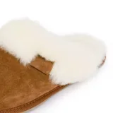 Jasny puszysty kołnierz i jasnobrązowy wierzch kapcia KDW2209-105 – zbliżenie