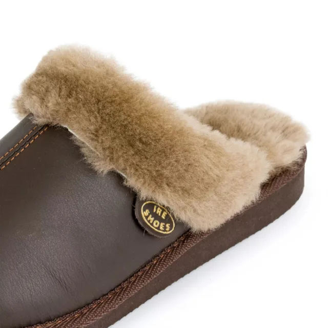 Zbliżenie jasnobrązowego brzegu, bocznej metki IRE SHOES i obszycia kapcia