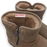 Brązowe wnętrze botka i biała metka z czerwonym logo IRE SHOES