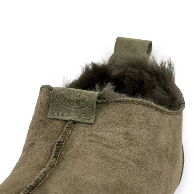 Zbliżenie metki IRE SHOES, centralnego szwu i ciemnego wnętrza pantofla BSS2208